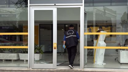 Bankanın kapı camını kırıp kaçtılar