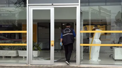 Bankanın kapı camını kırıp kaçtılar