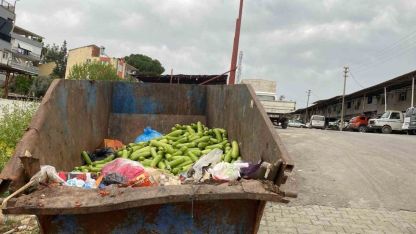 Toptancı halinde çöpe atılan sebzelere tepki