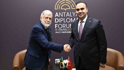 Bakan Kacır, 5. Antalya Diploması Forumu’nda çeşitli ülkelerden üst düzey isimlerle bir araya geldi