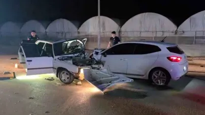 Otomobillerin çarpıştığı ölümlü kaza kamerada