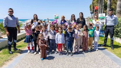 Manavgatlı minikler can dostları için sahada