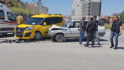 Manavgat’ta taksi ile otomobil çarpıştı: 2 yaralı