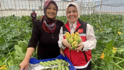 Kadın çiftçi hem üretiyor hem ihraç ediyor hem de pazarda satıyor