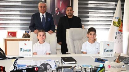 Öğrenciler başkanlık koltuğuna oturdu