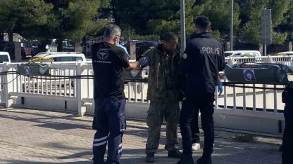 Antalya’da alt geçit demirlerine çıkan genci polis ikna edip indirdi