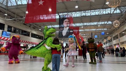 Fraport TAV Antalya Havalimanı'nda 23 Nisan'a özel renkli karşılama