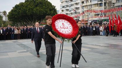 23 Nisan kutlamaları Antalya’da çelenk töreniyle başladı