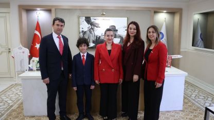 Başkan Vekili Özdemir, koltuğunu çocuk başkana devretti