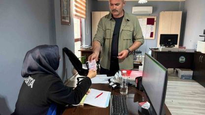 Başkan koruması bankamatikte bulduğu parayı zabıtaya teslim etti