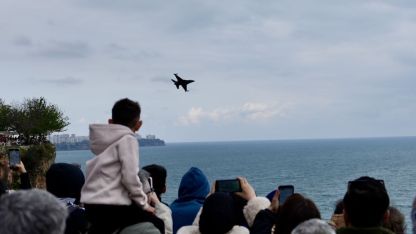SOLOTÜRK'ten Antalya'da nefes kesen gösteri uçuşu