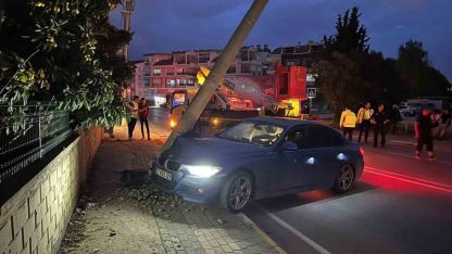 Aydınlatma direğine çarpan otomobilin sürücüsü yaralandı
