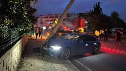 Aydınlatma direğine çarpan otomobilin sürücüsü yaralandı
