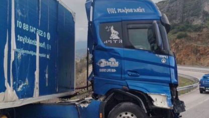 Burdur’da kontrolden çıkan tır demir bariyerlere çarptı