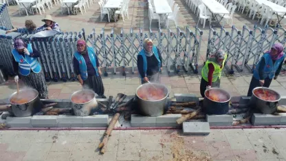 71 mahalleden kadınlar 71 kazanda yemek yaptı, binlerce kişiye ikram etti