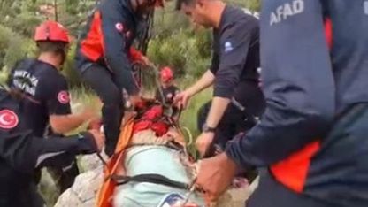 Dağa tırmandığı sırada düşerek yaralanan kişiyi ekipler kurtardı