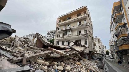 Yıkımda zarar gören binanın sakinleri: "Müteahhide ulaşamıyoruz"