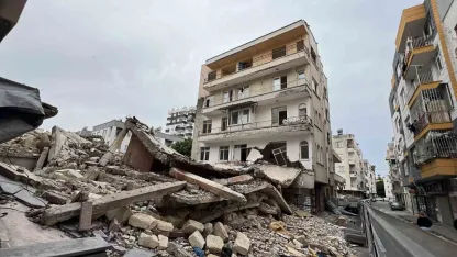 Yıkımda zarar gören binanın sakinleri: "Müteahhide ulaşamıyoruz"