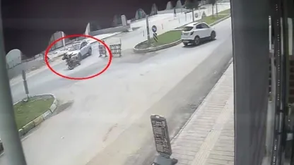 Kaza yapan motosikletli karşı yönden gelen minibüsün altında kaldı