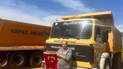 Belediye çalışanının bayrak hassasiyeti