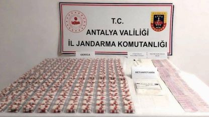 Antalya’da bir araçta yapılan aramada uyuşturucu madde ele geçirildi