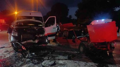 Manavgat’ta tur minibüsü ile otomobil çarpıştı: 4 yaralı