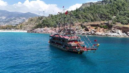 Alanya’da yaz erken geldi, yerli ve yabancı turistler sahile koştu