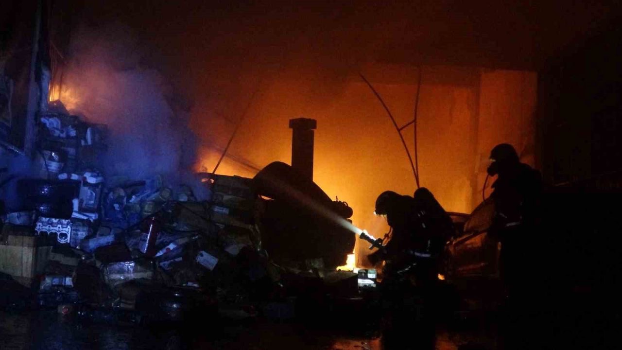 Alevlerin sardığı işyerindeki araçları kurtarmak için seferber oldular