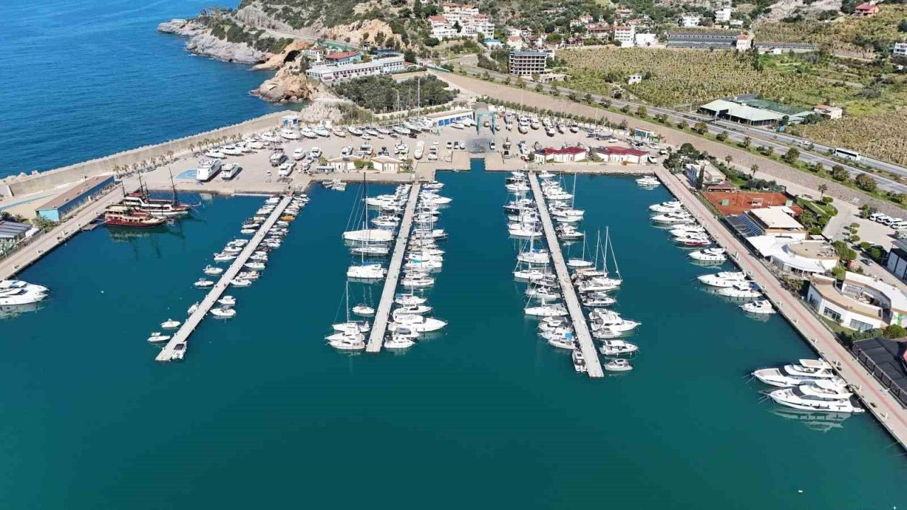 Ambulans kapatılan yol sebebiyle olay yerine ulaşamadı, kalp krizi geçiren vatandaş botla kurtarıldı