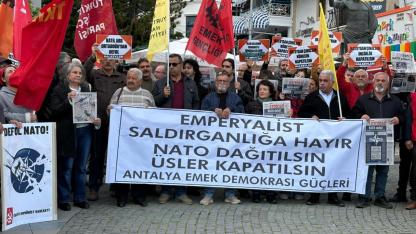 Antalya’da Attalos Meydanı’nda savaş karşıtı eylem