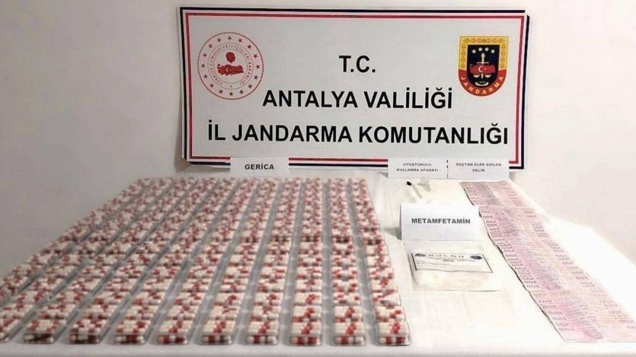 Antalya’da bir araçta yapılan aramada uyuşturucu madde ele geçirildi