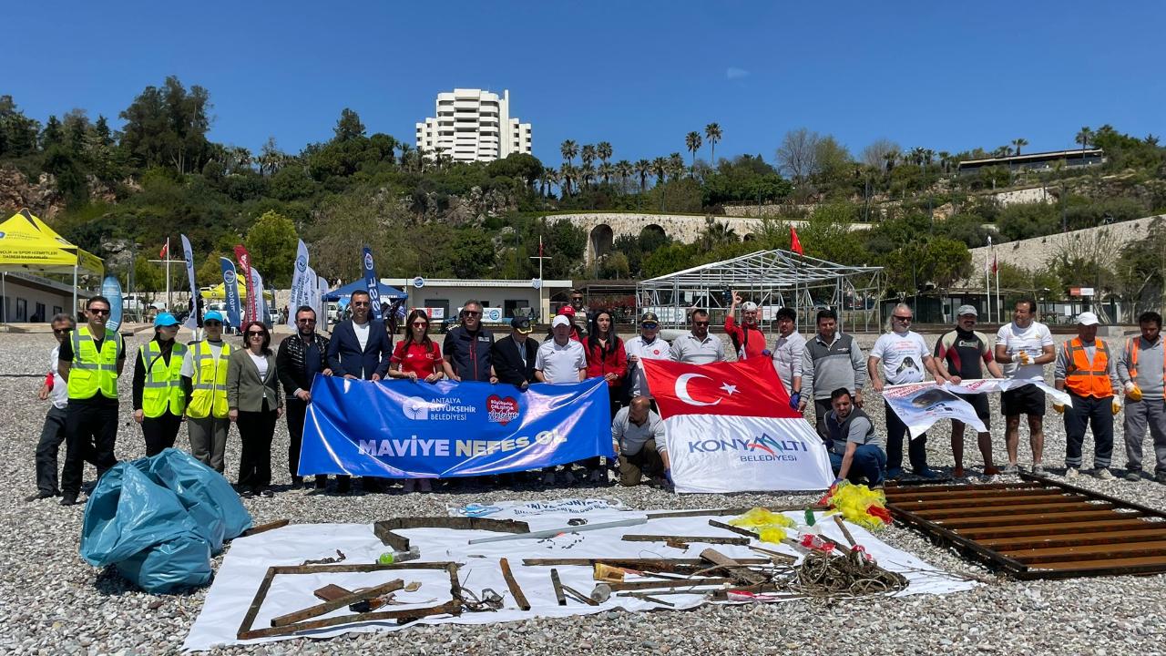 Antalya’da dalgıçlardan anlamlı temizlik: “Denizler bizim geleceğimiz”