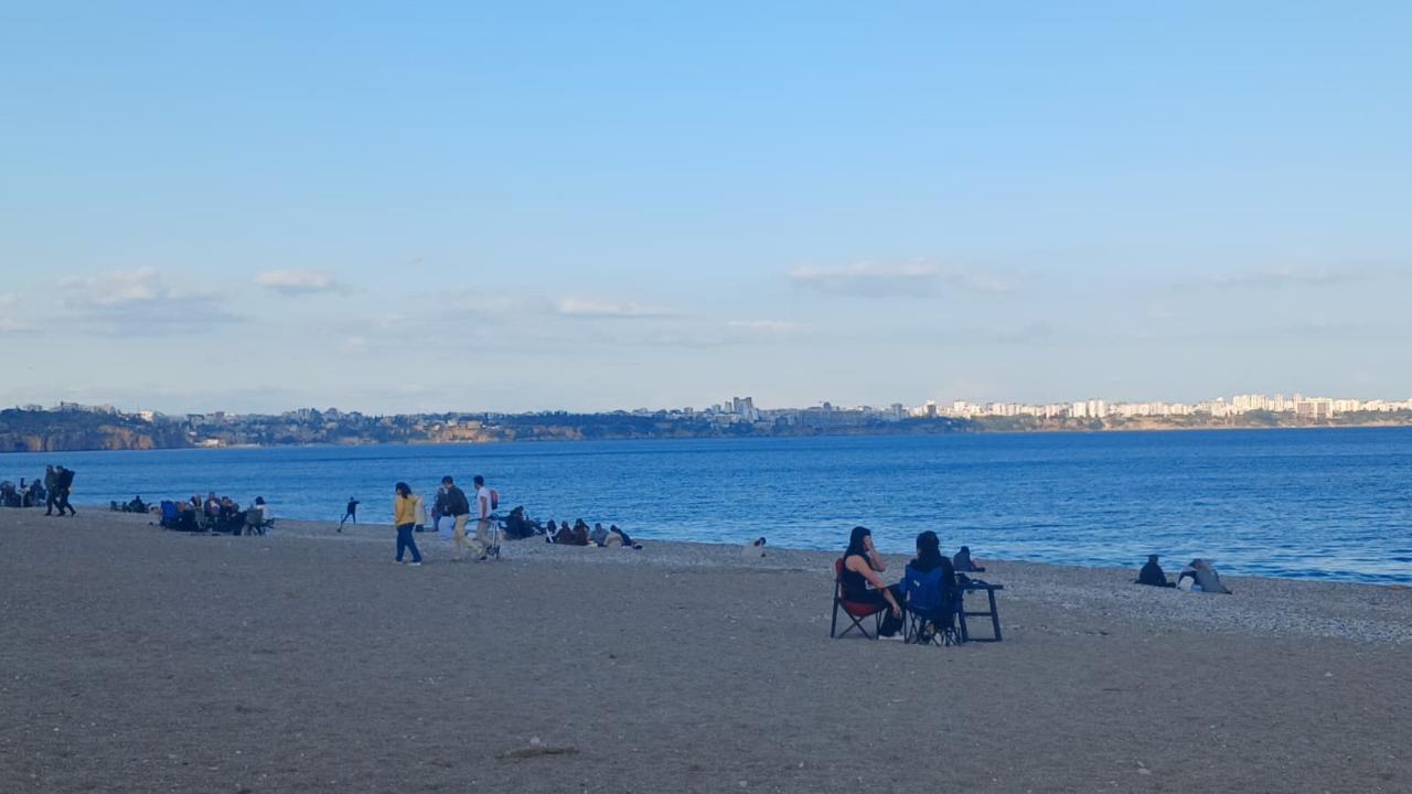 Antalya'da güneşi gören dışarı çıktı!