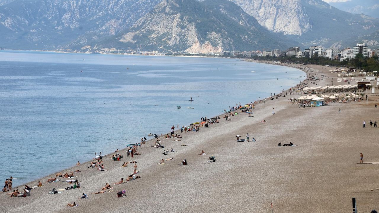 Antalya'da hava ısındı sahiller doldu
