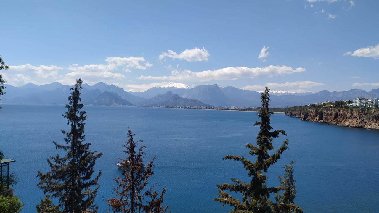 Antalya’da iki mevsim bir arada! Zirveler beyaza büründü, sahilde yaz havası