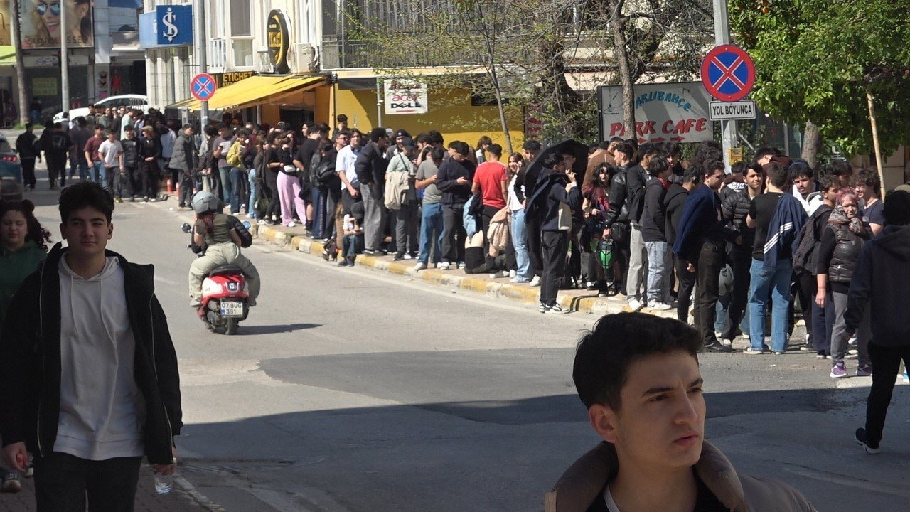 Antalya’da indirimli ikinci el giyim mağazası açılışı yoğun ilgi nedeniyle izdihama dönüştü
