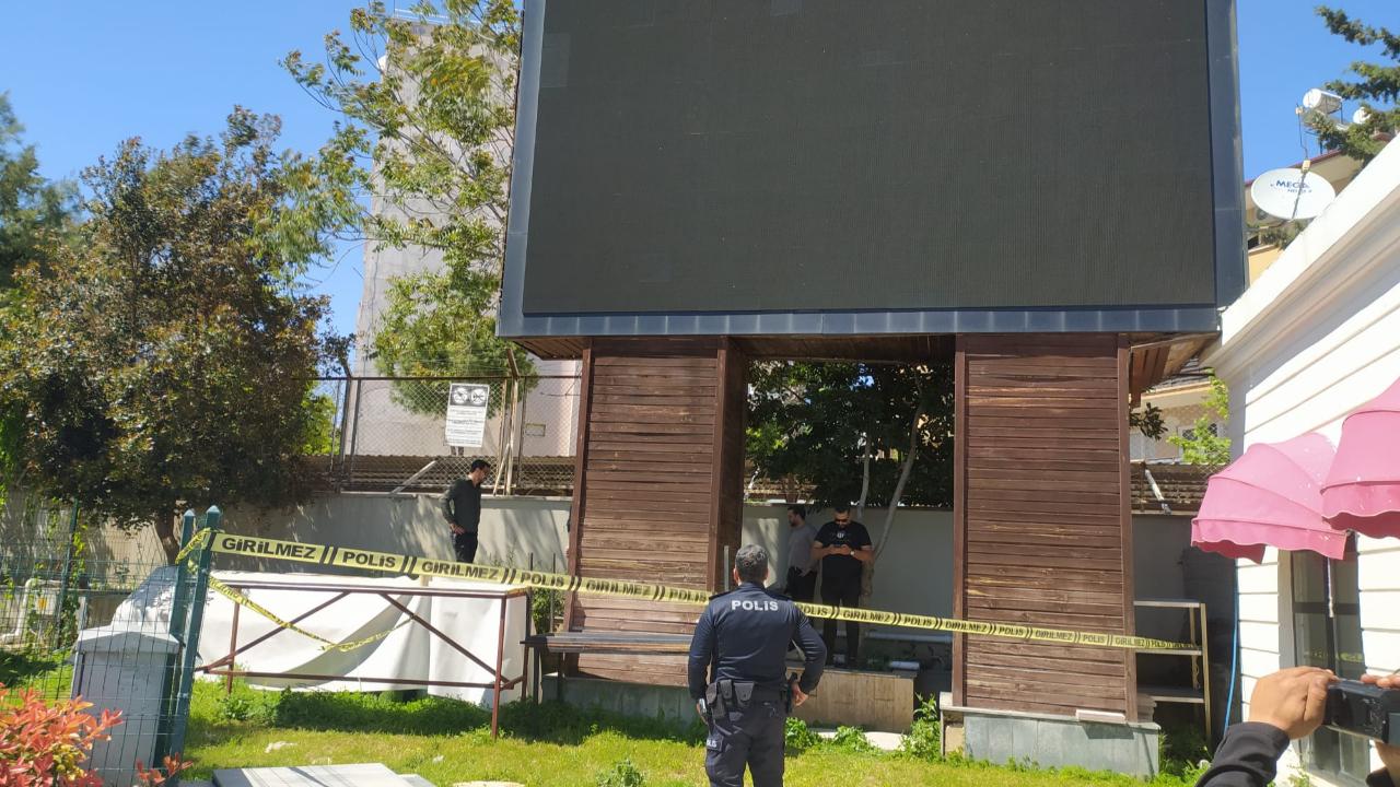 Antalya'da  parkta erkek cesedi bulundu