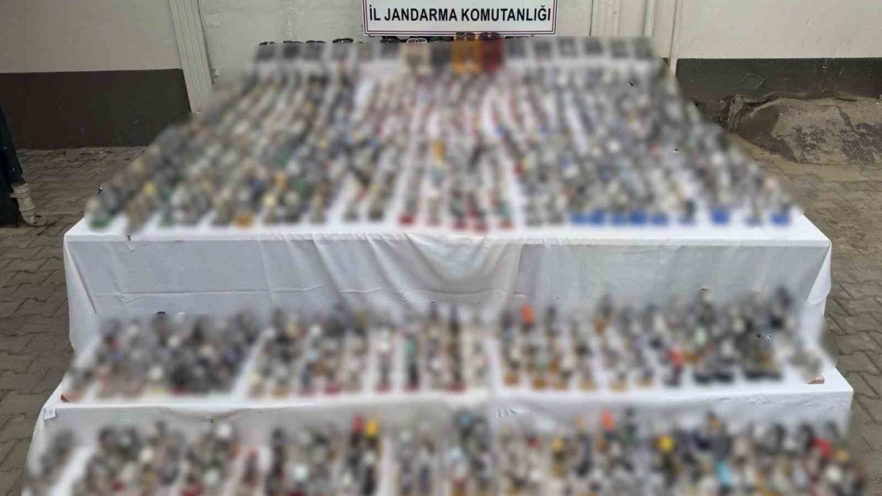 Antalya’da piyasa değeri 15 milyon lira olan kaçak gözlük ve saatler ele geçirildi