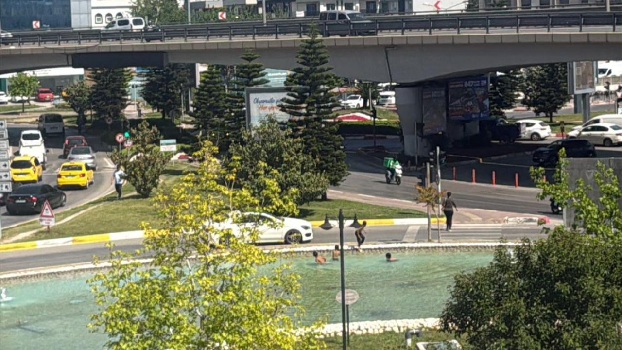 Antalya’da sıcaktan bunalan çocuklar süs havuzuna girdi