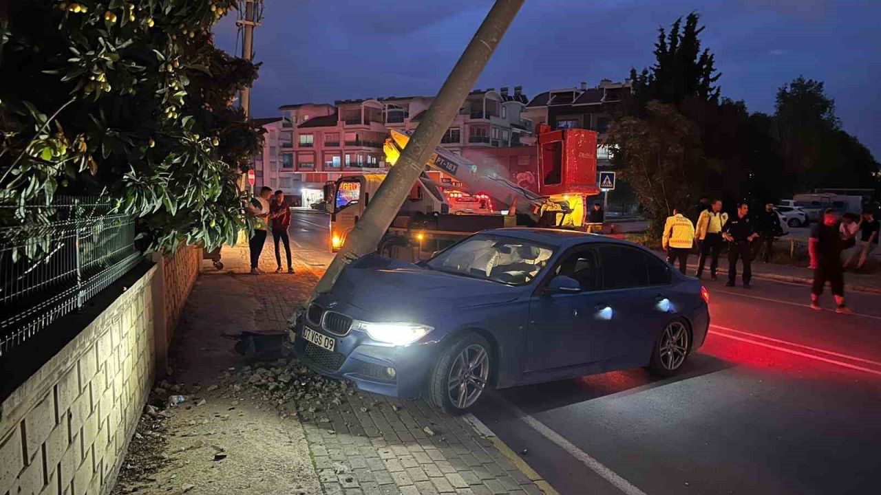 Aydınlatma direğine çarpan otomobilin sürücüsü yaralandı