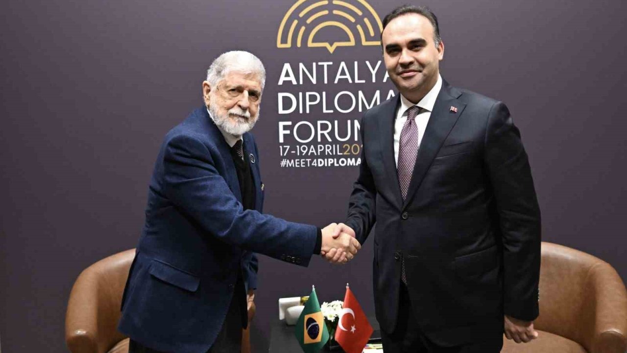 Bakan Kacır, 5. Antalya Diploması Forumu’nda çeşitli ülkelerden üst düzey isimlerle bir araya geldi