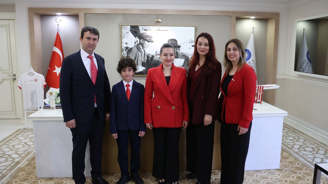 Başkan Vekili Özdemir, koltuğunu çocuk başkana devretti