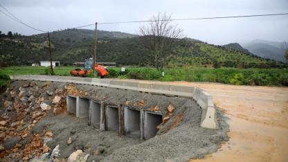 Çöken köprü 26 saatte ulaşıma açıldı