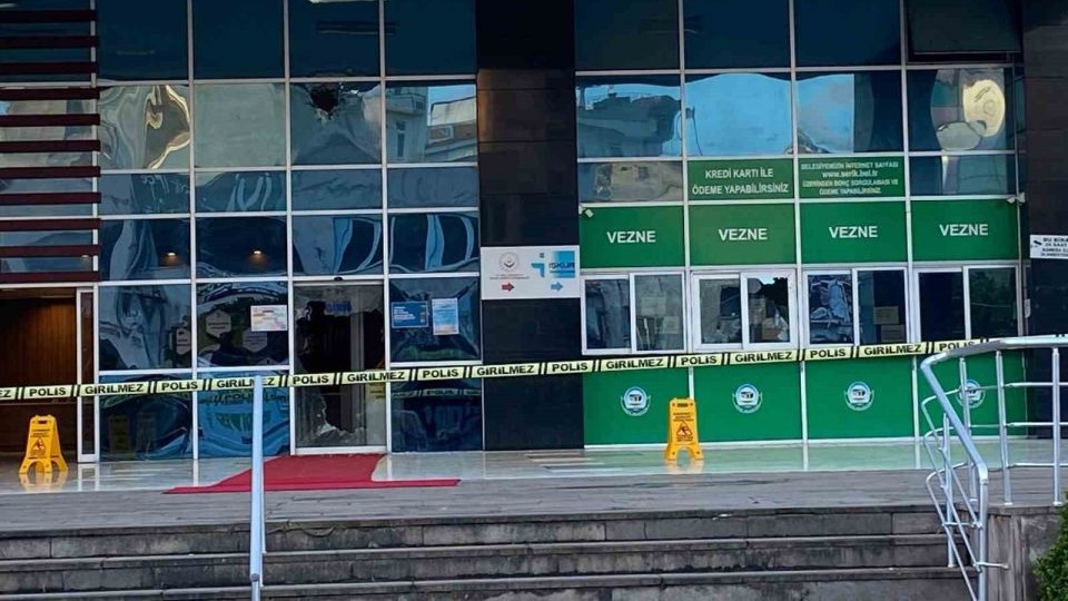 Elindeki pompalı tüfekle belediye binasına ateş açtı