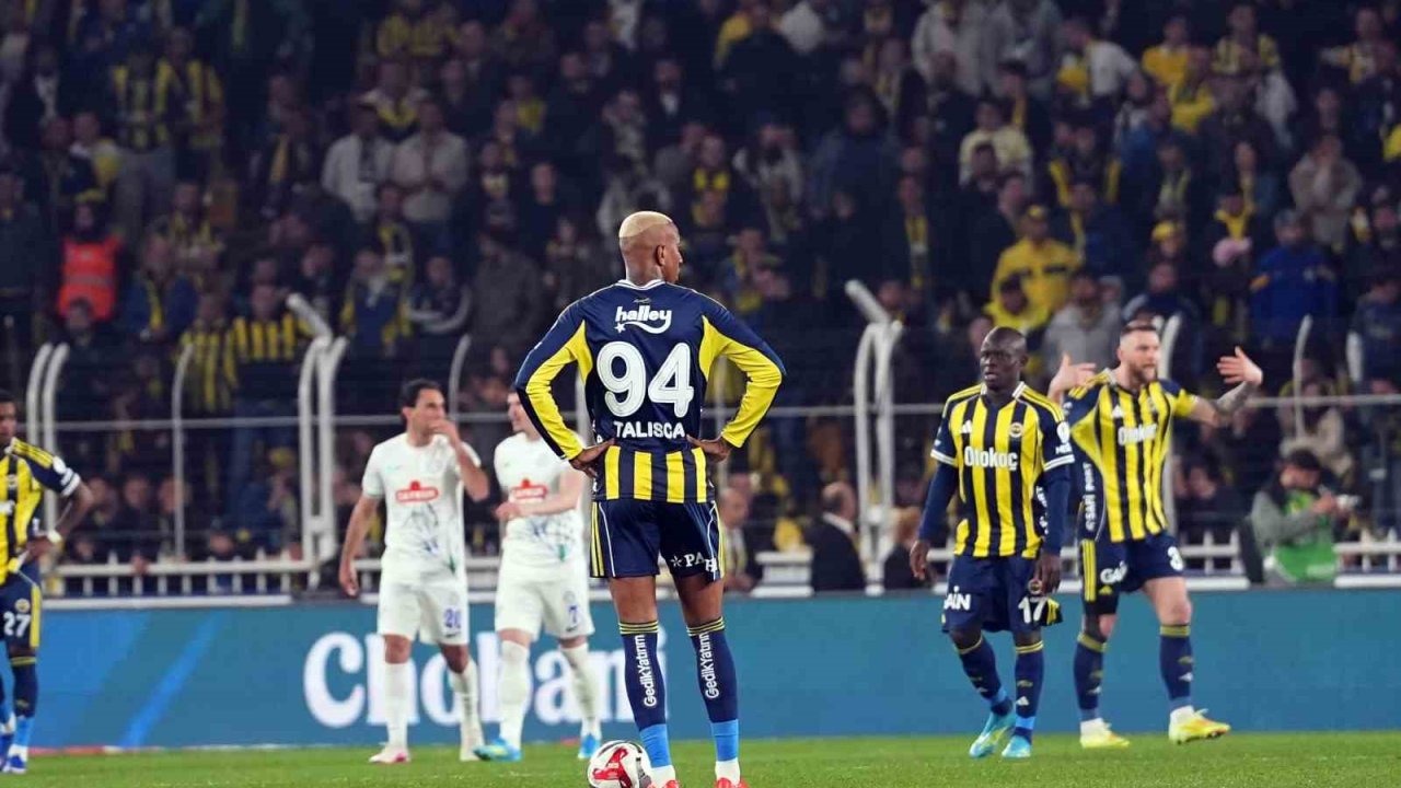 Fenerbahçe, evinde puan kaybetmeye devam ediyor