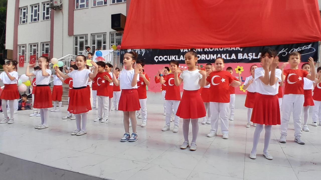 Hanım Ömer Çağıran İlkokulu öğrencilerinden unutulmaz 23 Nisan gösterisi!