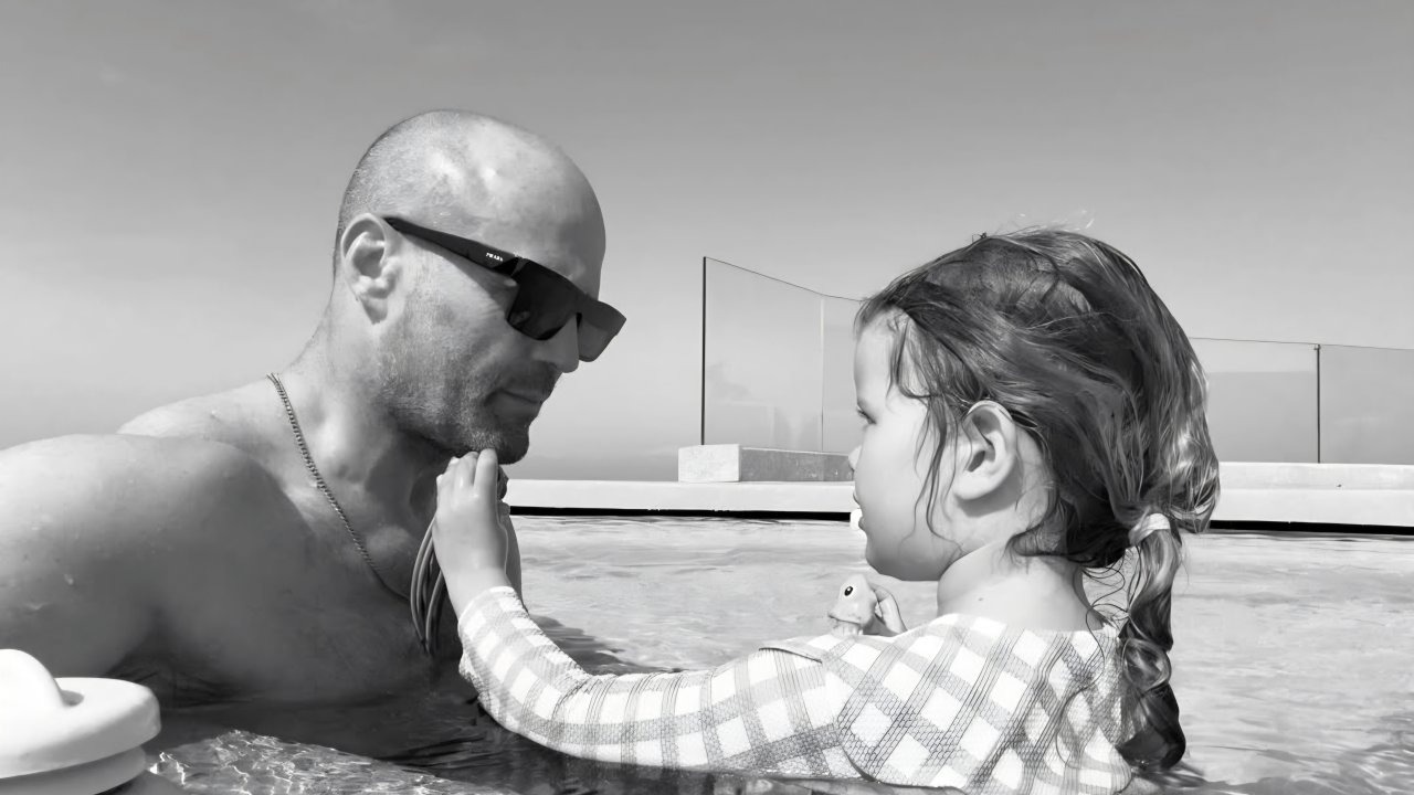 İngiliz oyuncu Jason Statham’dan sonsuzluk havuzunda poz