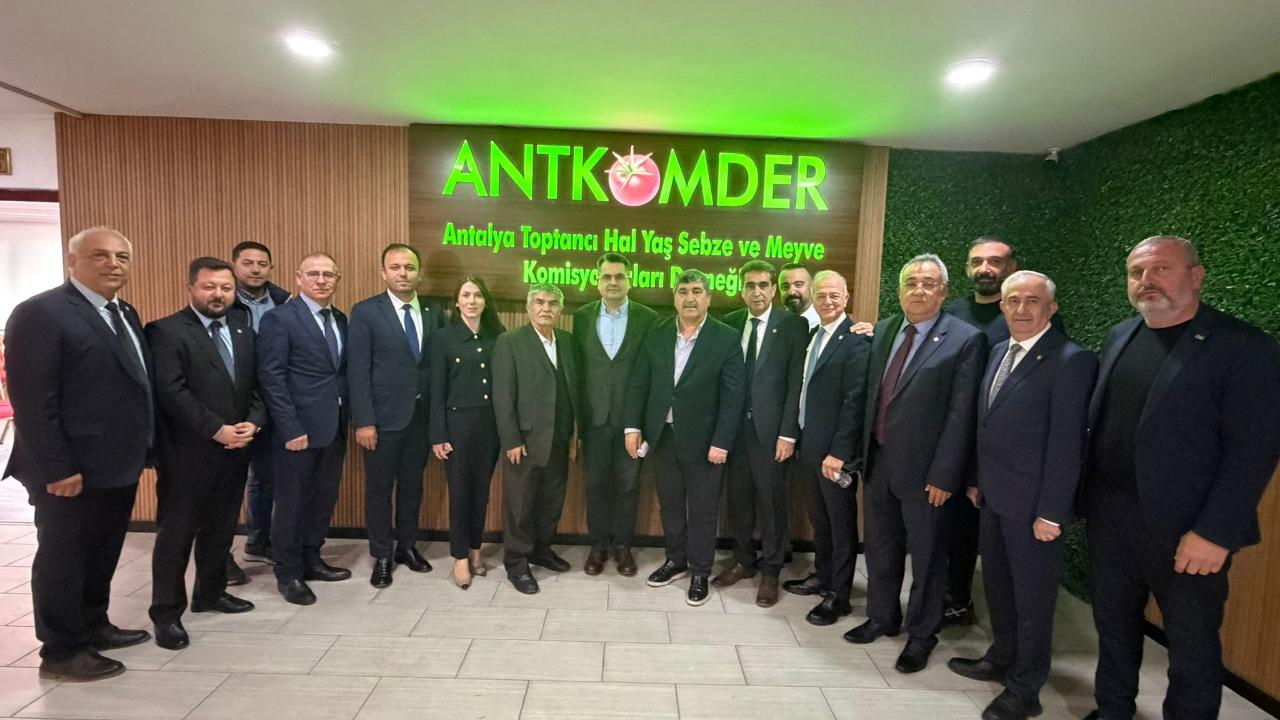 İYİ Partili Burak Dalgın Antalya’da hal ve seralarda inceleme yaptı