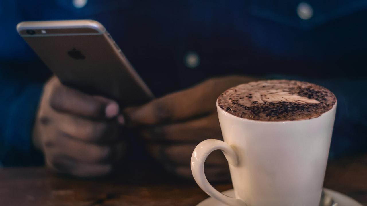 Kahve içerken neden telefona bakıyoruz!