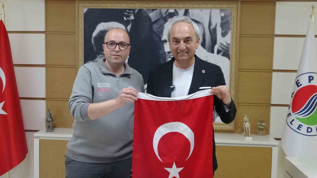 Kepez Belediyesi çalışanına başkandan plaket